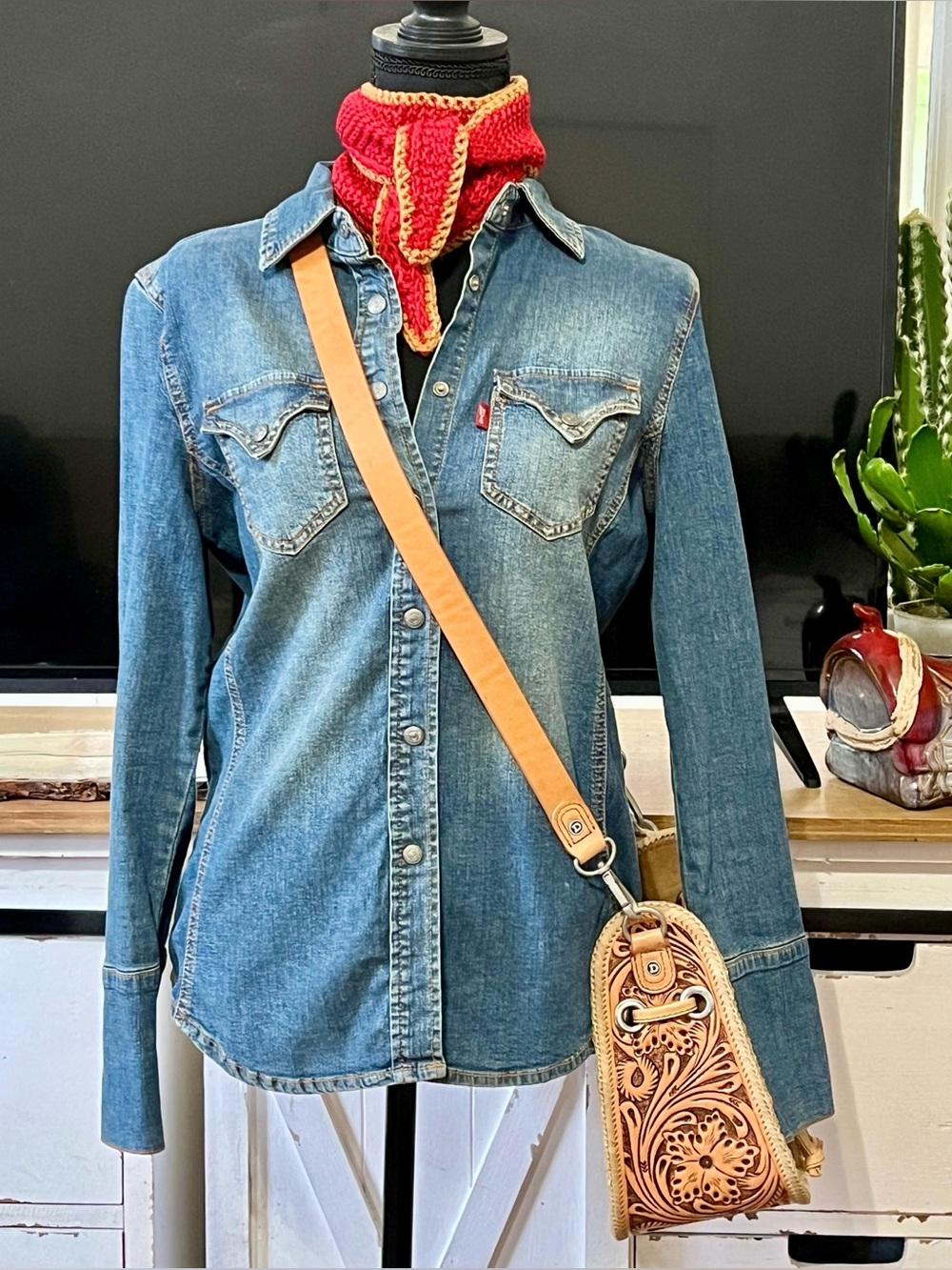 Double D Ranch Stirrup Crossbody with Dust Bag - Picture 2 of 16